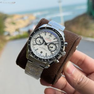 Omega Speedmaster Racing Chronograph 44.25mm Master Chronometer Model: 329.32.44.51.01.001 In 1957, Omega launched the Speedmaster series, specifically designed for motorsports.This design is also known as the "Racing Dial" with its matte black panda dial. The orange and white lacquered hands, along with the white 18K gold arrow-shaped hour markers, are coated with white Super-LumiNova® luminescent material. One end is accented with an orange emblem.Case diameter: 44.25mm. Powered by the TVS-developed 9900-type Master Chronometer Dual-T movement. The 3 o'clock position houses the [12-hour] and [60-minute] cumulative chronograph counters.All functions and aesthetics remain faithful to the original. A masterpiece of TVS craftsmanship. Vibration frequency: 28,800 vibrations per hour Power reserve: 60 hours Stainless steel case and bracelet. Double-sided anti-reflective, scratch-resistant curved glass. Unmistakably racing-inspired, captivating at first glance—transporting you to the racetrack to experience the thrill of speed.